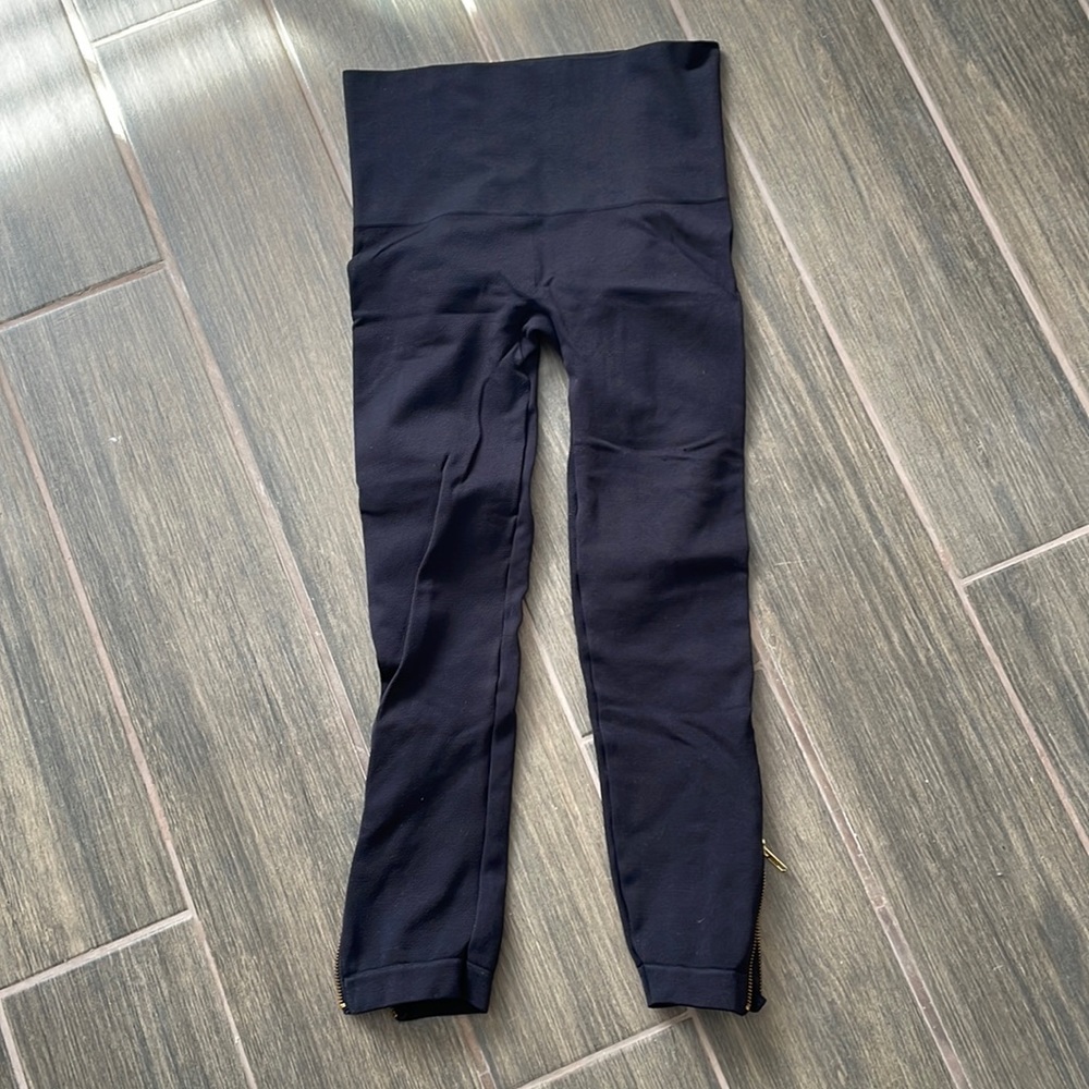 Spanx leggings used with zippers on the side